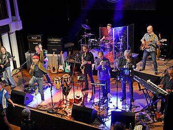 Sie rockte eine ganze Nacht lang die Stadthalle in Haßfurt: Die Kultband "Revolver" war zum fünften Mal beim Kulturamt Haßfurt zu Gast und begeisterte 420 Besucher, die teils die ganze Nacht lang durchtanzten. Foto: Ulrike Langer