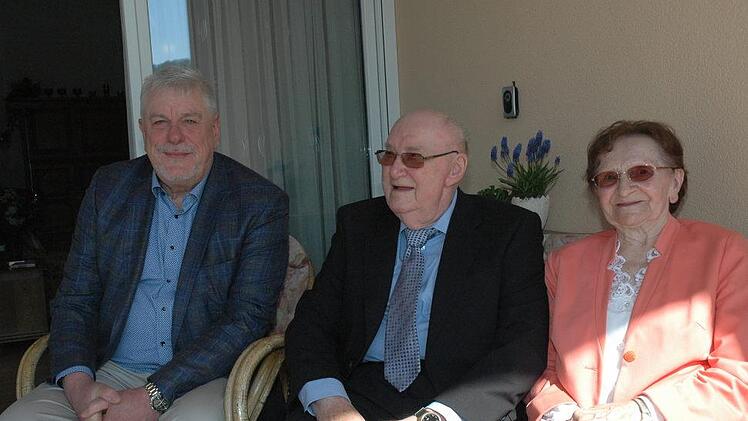 Coburgs Oberbürgermeister Nobert Tessmer gratulierte dem Diamantenen Hochzeitspaar Arno und Hildegard Walther (von links)  und unterhielt sich mit dem Jubelpaar.  Edwin Meißinger