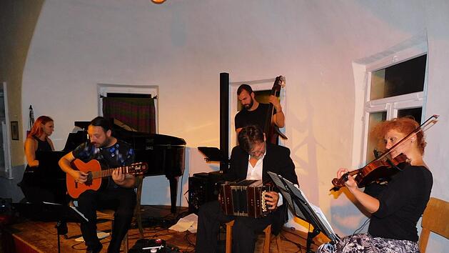 "Quintetto Beltango" inspirierte die       Besucher gleicherma&szlig;en zum aufmerksamen Zuh&ouml;ren und zum       Tango-Tanzen.Foto: Horst Wunner