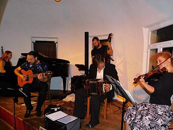"Quintetto Beltango" inspirierte die       Besucher gleichermaßen zum aufmerksamen Zuhören und zum       Tango-Tanzen.Foto: Horst Wunner