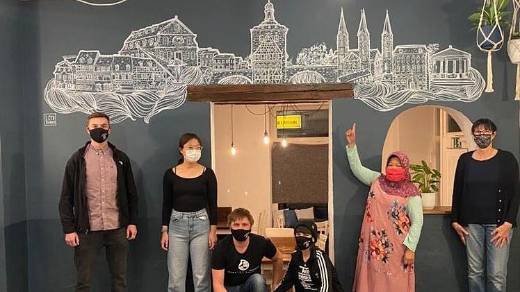 Die Mitarbeiter des neuen veganen Restaurant "Rebels" in der Austraße um Betreiberin Lisa Burger (Mitte).  Foto: Jan Burger