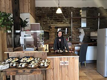 Agnieszka Brand präsentiert ihre Waren im neuen Hofladen. Foto: Tamara Neder