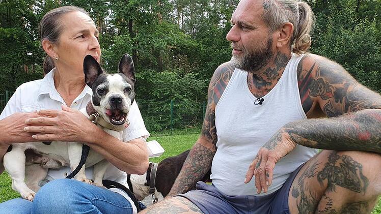 Tierschützer Ralf Seeger und Tierheimleiterin Ursula Boehm hatten bei den Dreharbeiten in der Wannigsmühle sofort einen guten Draht zueinander gefunden. Beide verbindet ihre Tierliebe. Foto: Steve  Staub