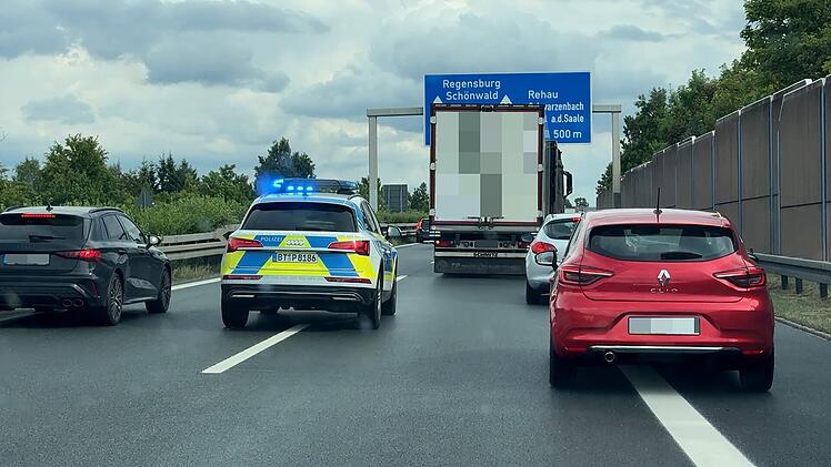 Mann schlägt auf Polizisten ein: Großfahndung nahe der A93 in Oberfranken beendet