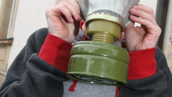 Ganz schön schaurig: Max Seidler hat eine Gasmaske aufgesetzt