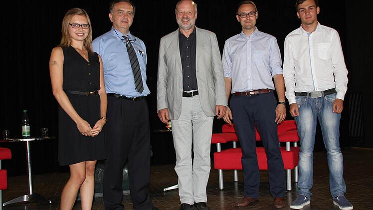 Laura Würstlein, Schulleiter Klauspeter Schmidt, MdB Hans-Josef Fell, Fachschaftsleiter Sozialkunde Daniel Heß und Fabian Goldschmidt.