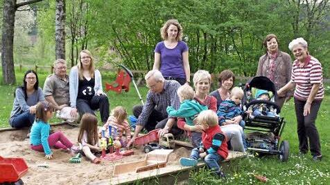 Ein Teil der Eltern, die sich für das Spielplatzprojekt engagieren, trifft sich immer wieder am Spielplatz, um neue Ideen durchzusprechen. Foto: Susanne Deuerling