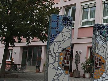 Skulpturen weisen schon draußen auf die neue Nutzung des Ramsthaler Schulgebäudes hin. Foto: Gerd Schaar