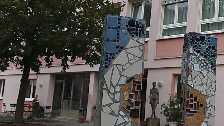 Skulpturen weisen schon draußen auf die neue Nutzung des Ramsthaler Schulgebäudes hin. Foto: Gerd Schaar