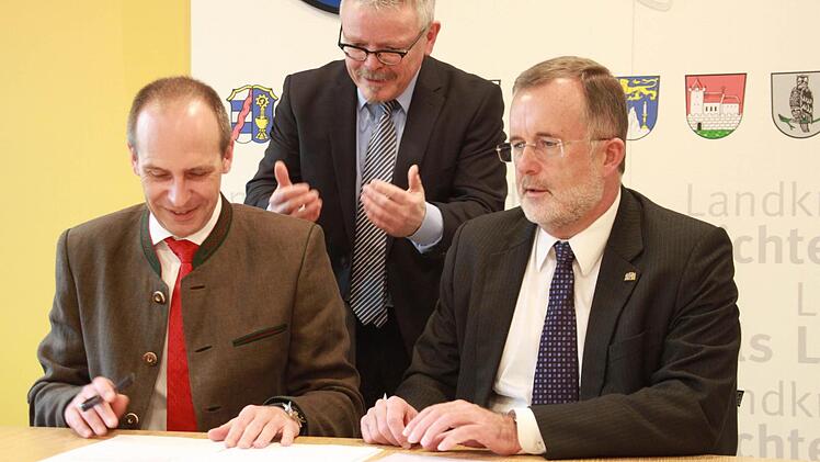 Landrat Christian Meißner (links) bei der Vertragsunterzeichnung mit dem Präsidenten der Hochschule Hof, Jürgen Lehmann (rechts) und Michael Jung, dem Geschäftsführer des Klinikums (hinten).  Foto: Anja Greiner
