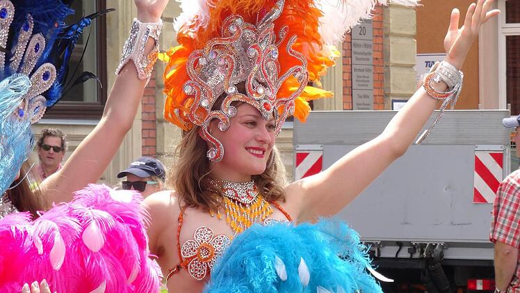 Erste Impressionen vom Samba-Umzug durch die Coburger InnenstadtFoto: Jochen Berger