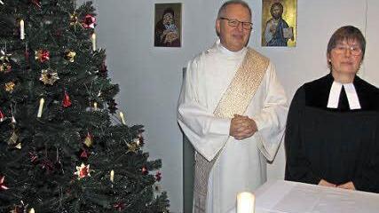 Pfarrerin Susanne Thorwart und Diakon Wolfgang Fehn luden am Heiligen Abend in der Kapelle des Klinikums zu einer ökumenischen Christvesper ein. Foto: Hermann Fechter