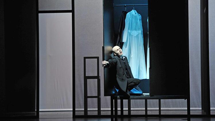 "The Raven": Szene aus Toshio Hosokawas Kammeroper mit Verena Usemann. Das Werk feierte am Landestheater Coburg feierte.