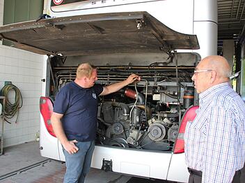 Dieser moderne Reisebus der Firma Will verfügt über eine Brandschutzanlage, die einen in Brand geratenen Motorraum automatisch mit Löschmitteln einsprüht. Ein solches "Extra" in der Ausstattung ist freiwillig und kostet mehrere Tausend Euro, wie die Busunternehmer Alexander und Heinz Will (von links) erklären. Viele Unternehmer verzichten deswegen darauf. Foto: Andreas Lösch