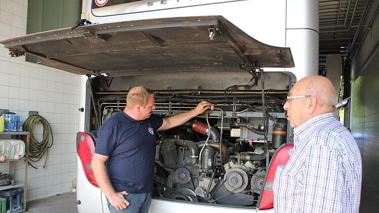 Dieser moderne Reisebus der Firma Will verfügt über eine Brandschutzanlage, die einen in Brand geratenen Motorraum automatisch mit Löschmitteln einsprüht. Ein solches "Extra" in der Ausstattung ist freiwillig und kostet mehrere Tausend Euro, wie die Busunternehmer Alexander und Heinz Will (von links) erklären. Viele Unternehmer verzichten deswegen darauf. Foto: Andreas Lösch