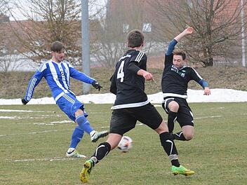 Münnerstadts Simon Snaschel macht das 1:0 für den TSV. Rottershausens Abwehr mit Peter Werner (Nummer Vier) hat keine Chance.ssp