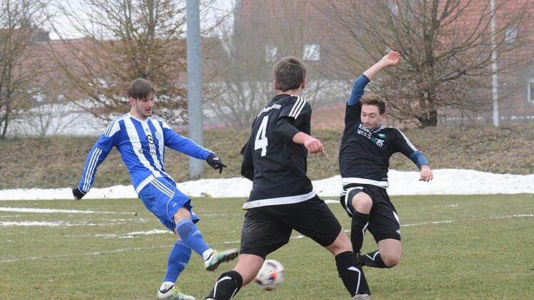Münnerstadts Simon Snaschel macht das 1:0 für den TSV. Rottershausens Abwehr mit Peter Werner (Nummer Vier) hat keine Chance.ssp