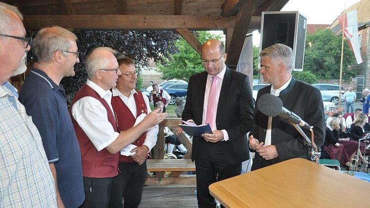 Kritische Fragen und Anregungen überreichten Vereinsvertreter - von links Olaf Betz, Stefan Pohley, Gerhard Eller und Herbert Schönmann - an Minister Füracker, rechts  MdL Steffen Vogel.Simon Albrecht