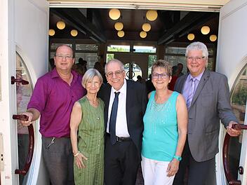 Personalratsvorsitzender Harald Drescher (links) und Schulleiter Helmut Schreiner (rechts) hielten (von links) Jutta Staub, Gerhard Völker und Maria Kremer zum letzten Mal die Tür auf. Alle drei Urgesteine des Hammelburger Frobenius-Gymnasiums gehen zum Monatsende in Ruhestand. Foto: Ralf Ruppert