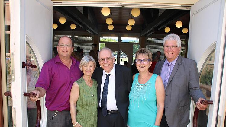 Personalratsvorsitzender Harald Drescher (links) und Schulleiter Helmut Schreiner (rechts) hielten (von links) Jutta Staub, Gerhard Völker und Maria Kremer zum letzten Mal die Tür auf. Alle drei Urgesteine des Hammelburger Frobenius-Gymnasiums gehen zum Monatsende in Ruhestand. Foto: Ralf Ruppert