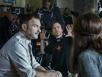 Bully Herbig  koordiniert am Set  eine Szene mit Thomas Kretschmann (links), der einen DDR-Oberstleutnant spielt. Foto: Studiocanal GmbH/Marco Nagel