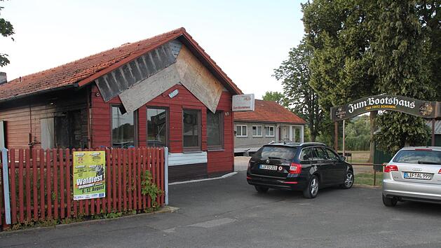 Das bei einem Brand besch&auml;digte Altenkunstadter Bootshaus soll in das integrierte st&auml;dtebauliche Entwicklungskonzept aufgenommen und im Rahmen der St&auml;dtebauf&ouml;rderung saniert werden.  Foto: Stephan St&ouml;ckel