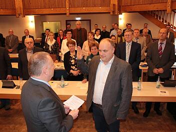 Zu Beginn der jüngsten Kreistagssitzung vereidigte Landrat Thomas Bold den neuen CSU-Kreisrat Daniel Wehner, der für den zurückgetretenen Michael Heppes nachrückte. Foto: Ralf Ruppert