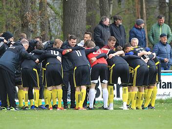 Eingeschworene Gemeinschaft - und das nicht nur auf dem Platz: Unser Bild zeigt die Fußballer des SC Adelsdorf beim Teamkreis im Jahr 2019. Foto: Archiv/Sportfoto Zink