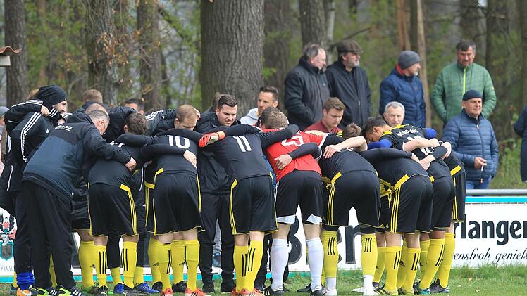 Eingeschworene Gemeinschaft - und das nicht nur auf dem Platz: Unser Bild zeigt die Fußballer des SC Adelsdorf beim Teamkreis im Jahr 2019. Foto: Archiv/Sportfoto Zink