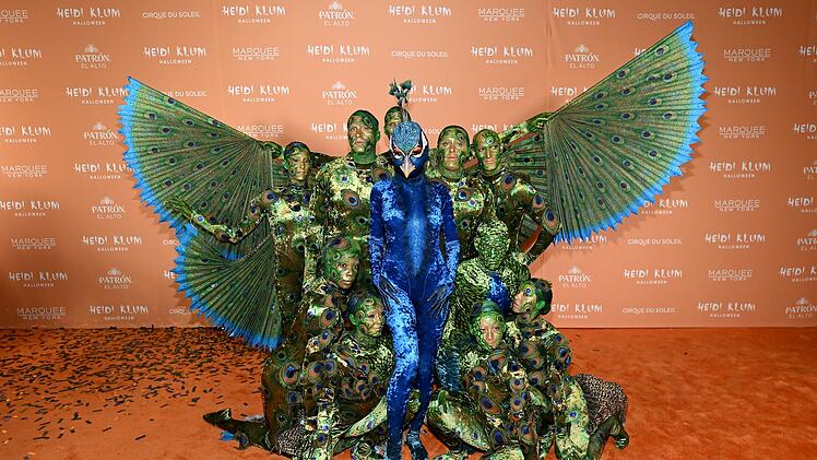 Im Jahr 2022 zeigte sich Heidi Klum als prächtiger Pfau. Ihr Fächer wurde dabei von "Cirque du Soleil"-Tänzern verkörpert.