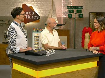 "Du kommst mir &auml;u&szlig;erst bekannt vor", machte Horst Lichter gro&szlig;e Augen, als er die Verk&auml;uferin bei "Bares f&uuml;r Rares" begr&uuml;&szlig;te. Ex-"Lindenstra&szlig;e"-Star Cosima Viola wollte in der Tr&ouml;delshow Erbst&uuml;cke ihrer Oma verkaufen.