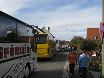 Regelmäßig bricht im Horbachweg um 12.33 Uhr bei Abfahrt aller Busse das Chaos aus. Parkende Fahrzeuge, Schulbusse und Schulkinder auf dem Gehweg lassen wegen der schmalen Straße keinen Gegenverkehr mehr zu. Foto: Hanslok
