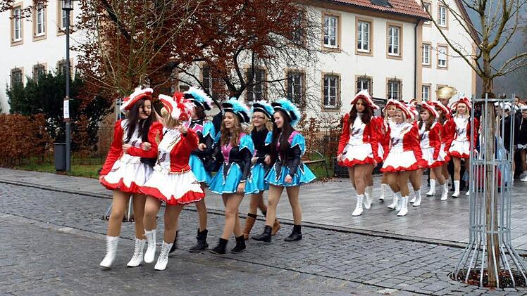Die Prinzengarde aus Steinwiesen verlässt das Rathaus und begibt sich ins Vereinslokal Grüner Baum.