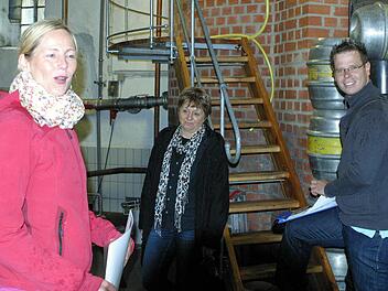 Bei der gemeinsamen Stadtführung aller Neulinge übernahm Kerstin Schleicher (links) den Part im Seßlacher Kommunbrauhaus. Silvia Tauss und Christian Vogt waren aufmerksame Zuhörer. Foto: Bettina Knauth