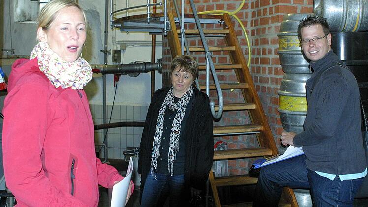 Bei der gemeinsamen Stadtführung aller Neulinge übernahm Kerstin Schleicher (links) den Part im Seßlacher Kommunbrauhaus. Silvia Tauss und Christian Vogt waren aufmerksame Zuhörer. Foto: Bettina Knauth