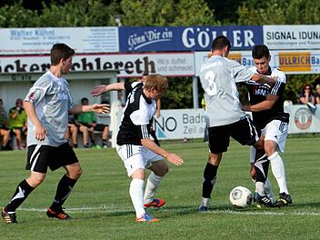 Auch hier ist für die Sander Dominik Barth (rechts) und Stefan Krines (2. von links) Endstation an der Strafraumgrenze; Gästekapitän Raul Crisan (2. von rechts). Foto: Günther Geiling