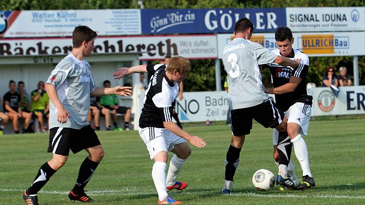 Auch hier ist für die Sander Dominik Barth (rechts) und Stefan Krines (2. von links) Endstation an der Strafraumgrenze; Gästekapitän Raul Crisan (2. von rechts). Foto: Günther Geiling