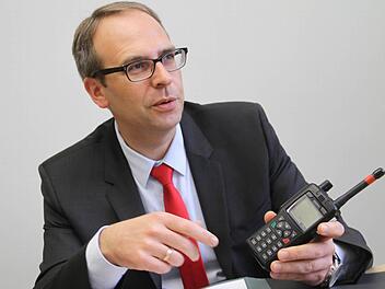Ab 2015 sollen alle Blaulicht-Organisationen mit Digitalfunk ausgerüstet sein. Landrat Christian Meißner präsentierte bei der Dienstbesprechung der Bürgermeister ein digitales Funkgerät.  Foto: Gerda Völk