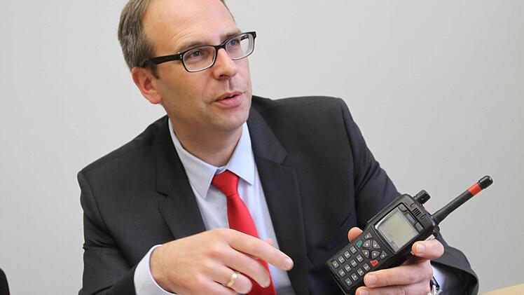 Ab 2015 sollen alle Blaulicht-Organisationen mit Digitalfunk ausgerüstet sein. Landrat Christian Meißner präsentierte bei der Dienstbesprechung der Bürgermeister ein digitales Funkgerät.  Foto: Gerda Völk