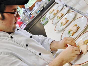 Koch-Azubi Enrico Schlereth vom Parksanatorium Bad Bocklet beim Anrichten der Vorspeise Fotos: Sigismund von Dobschütz