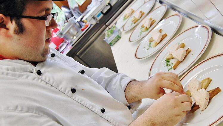 Koch-Azubi Enrico Schlereth vom Parksanatorium Bad Bocklet beim Anrichten der Vorspeise Fotos: Sigismund von Dobschütz