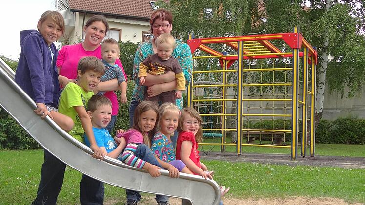 Sie alle wünschen sich mehr Attraktionen auf den Spielplätzen in Ebern. Als Vorbild sehen Michaela Mogath (hinten links) und Barbara Hahnlein (rechts) die Spielplätze in Unterpreppach und Vorbach. Foto: Johanna Eckert