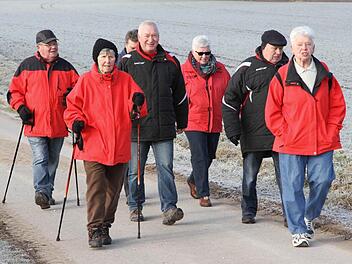 Die Wanderer konnten zwischen zwei Strecken wählen.  Foto: Erlwein
