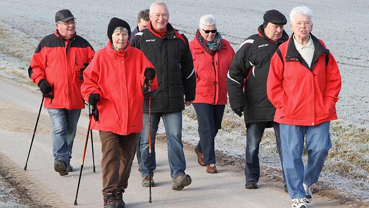 Die Wanderer konnten zwischen zwei Strecken wählen.  Foto: Erlwein