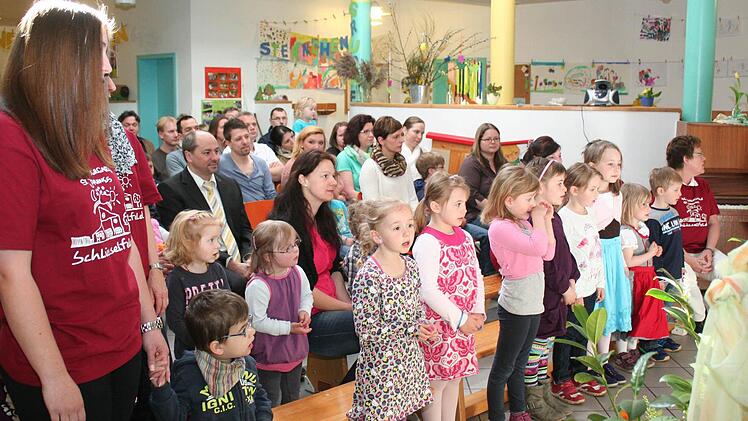 Singend gestalteten die Kindergartenkinder die Einweihung