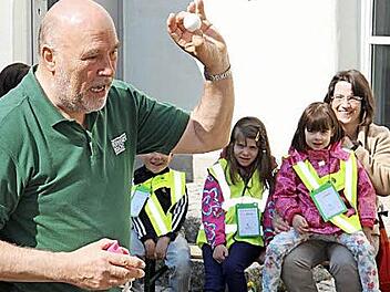 "Wie ein Hühnerei - so empfindlich ist euer Kopf. Mit einem Helm zerbricht das Ei nicht, wenn es runterfällt!" Die Mädchen und Buben des Kindergartens in der Waaggasse staunen, als Gerald Redwitz ihnen demonstriert, wie wichtig ein Fahrradhelm ist.  Foto: Katharina Müller-Sanke