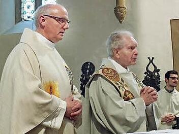 Helmut Hetzel (l.) hielt die Predigt im Festgottesdienst zum 65. Jubiläum der Priesterweihe für Fritz Fröhlich. Foto: Manfred Welker