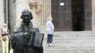 Luther vor der Coburger Morizkirche, wo der historische Luther mehrmals predigte.