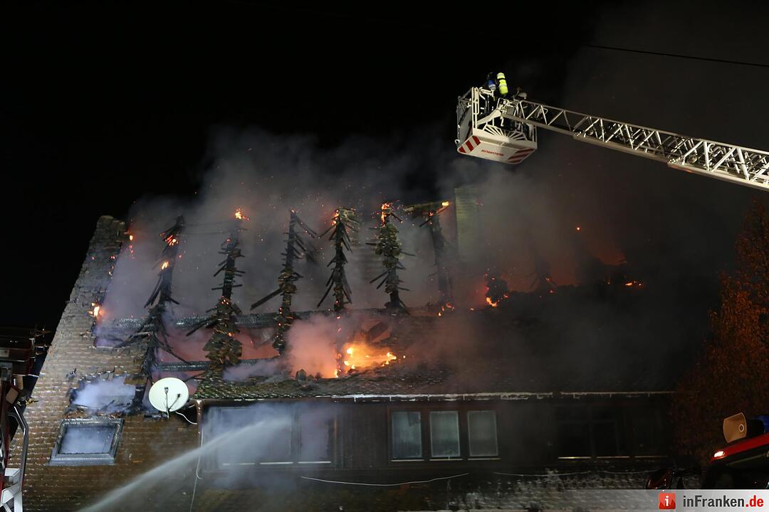 Wohnhaus in Vollbrand - Nürnberger Feuerwehr im Großeinsatz