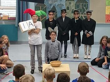 Kopfstand bei der Projektwoche der Grundschule